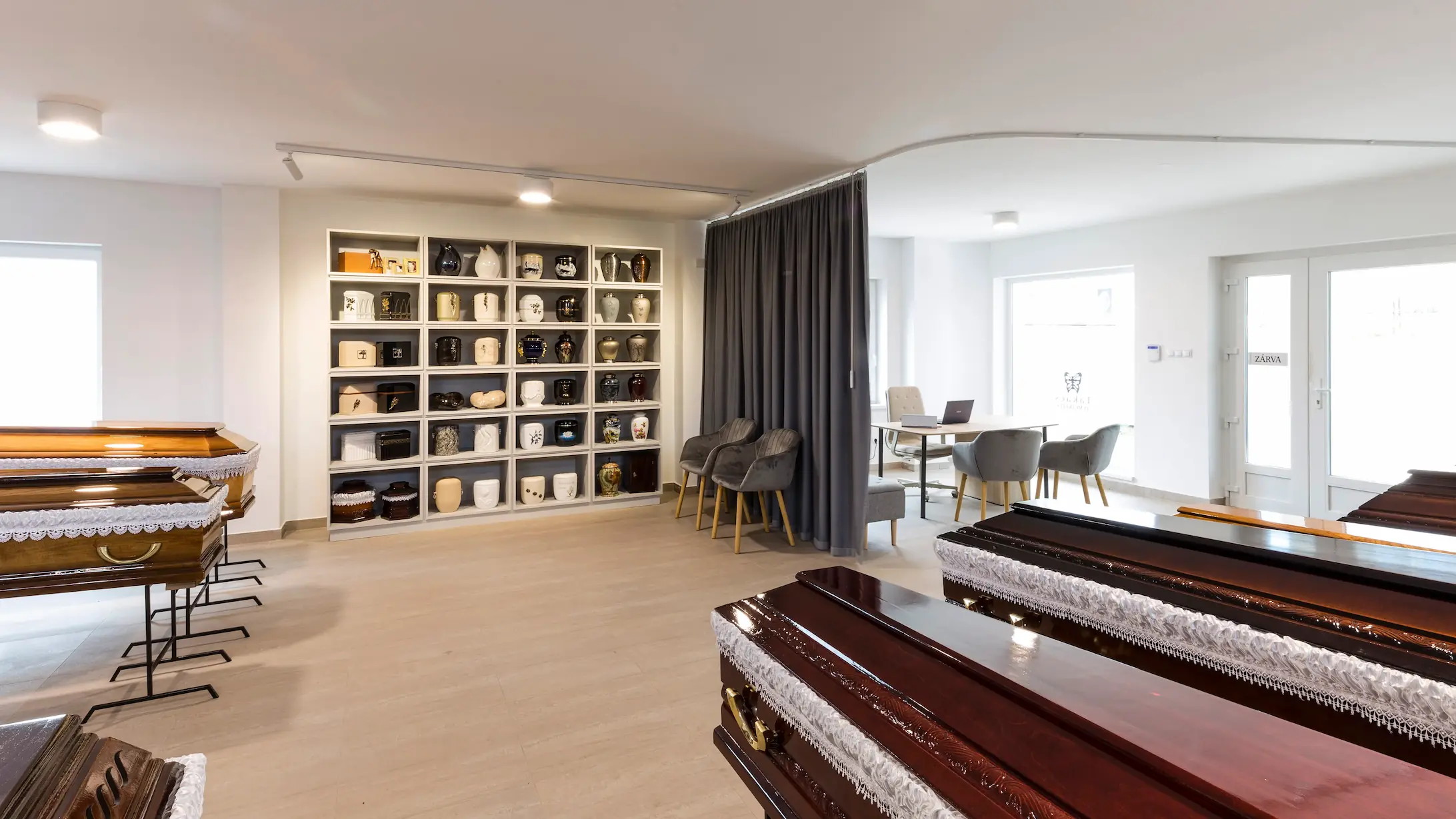 Takács Temetkezés koporsók és urnák bemutatóterem